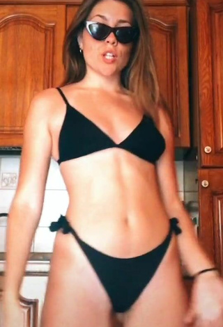 Vanessa Ticalli (@vanessaticali) #bikini  #black bikini  «Non fate del male al prossimo,...»