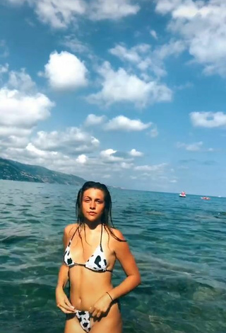 Vanessa Ticalli (@vanessaticali) #beach  #bikini  «il costume di sotto non pensavo...»