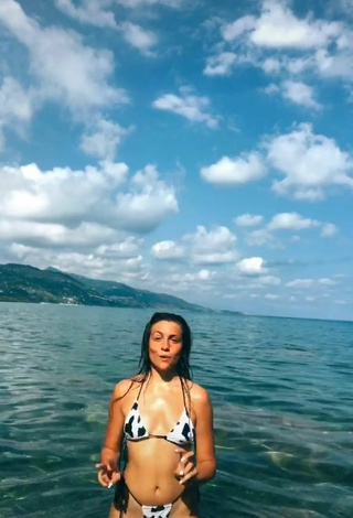 Vanessa Ticalli (@vanessaticali) #beach  #bikini  «Sola in questo bellissimo mare...»