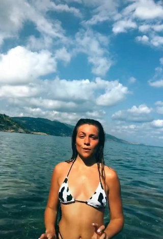 Vanessa Ticalli (@vanessaticali) #beach  #bikini  «Questa è la 13esima bozza scelta...»