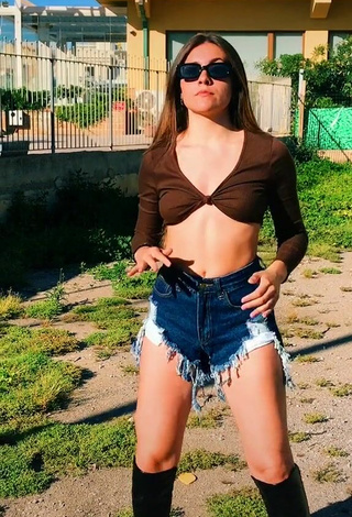 Vanessa Ticalli (@vanessaticali) #crop top  #brown crop top  #shorts  #jeans shorts 