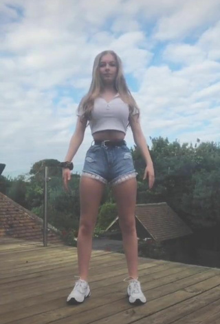 Becky Cooke (@xbeckycookex) #crop top  #white crop top  #shorts  #jeans shorts  «When she said ⏳ I felt that»