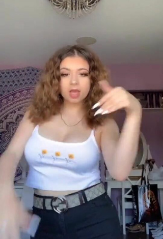 Bryanna Abbruzzo (@x.queenbrybry.x) #crop top  #white crop top  «Throw it back   #LipSync #Dance...»