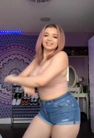 Bryanna Abbruzzo (@x.queenbrybry.x) #crop top  #peach crop top  #shorts  #jeans shorts  «This dance is fireee    #LipSync...»