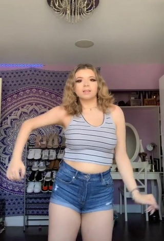 Bryanna Abbruzzo (@x.queenbrybry.x) #crop top  #striped crop top  «I ain’t worried..   #LipSync...»