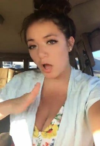 Joanna Snedden (@yoitsjo) #cleavage  #big boobs  «I've been movin on!   #LipSync...»