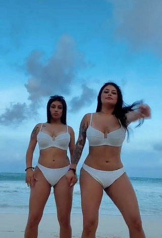Gemelas Ortega (@gemelasortega) #beach  #bikini  #white bikini  «Último día en Cancún»