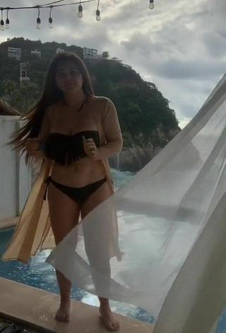 Aracely Ordaz Campos (@gomita_oficial) #black bikini  #bikini  #swimming pool  «Movimiento sexy»