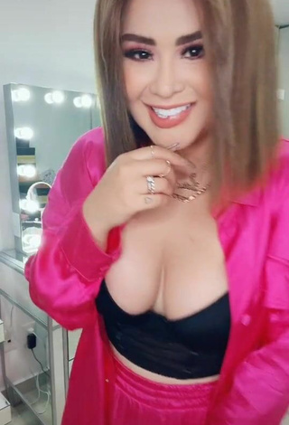Aracely Ordaz Campos (@gomita_oficial) #crop top  #black crop top  #cleavage  «Quiero un novio que me deje...»