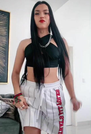 Ingrid Ingratax (@ingratax) #red lips  #crop top  #black crop top  #booty shaking  «wen dia (: q harán hoy ?»