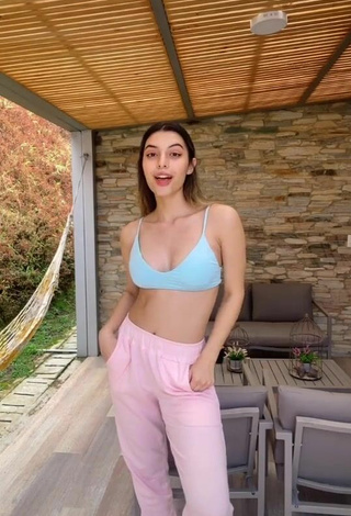 Isabela Delgado Urreta (@isabeladelgadou) #crop top  #blue crop top  #pants  #pink pants  «Las mujeres quieren...»