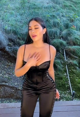 Jailyne Ojeda Ochoa (@jailyneojeda) #cleavage  #overall  #black overall  #booty shaking  «Les gusto como cante?   jajaja...»