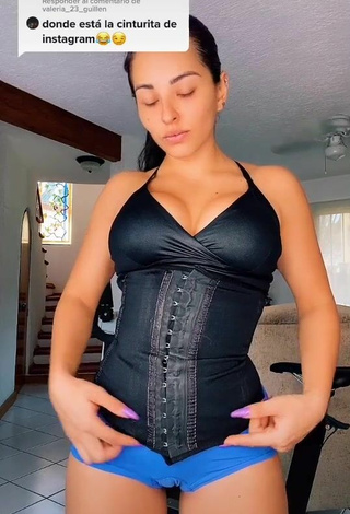 Karla Bustillos (@karla.bustillos) #corset  #black corset  #sport bra  #black sport bra  #shorts  #blue shorts  «Responder a @valeria_23_guillen...»