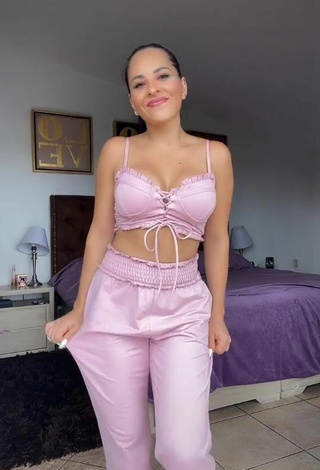 Karla Bustillos (@karla.bustillos) #cleavage  #crop top  #pink crop top  #pants  #pink pants  «Tu tercer @ te ama en secreto...»