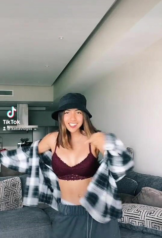 Katia Vlogs (@katiavlogss) #crop top  #brown crop top  «Linda pieza para bailar✨...»