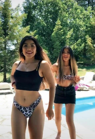Melissa & Cassandra Tejada (@kessyemely) #swimming pool  #crop top  #bikini bottom  #bikini top  #skirt  «Chi di voi ha già fatto il primo...»