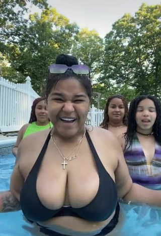 Carol Acosta (@killadamente) #big boobs  #cleavage  #bikini  #swimming pool 
