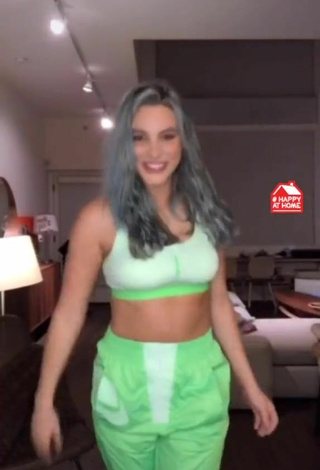 Lele Pons (@lelepons) #sport bra  #green sport bra  #booty shaking  «happy at home»