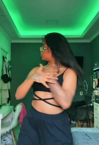 Lisandra Barcelos (@lisabarcelox) #crop top  #black crop top  #shorts  #black shorts  #bouncing boobs  #booty shaking  «lisa mandrakah ataca...»