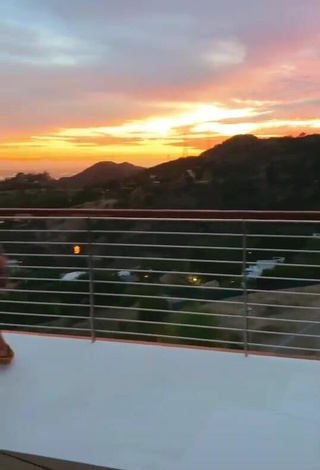 Lizzo (@lizzo) #butt  #big butt  #booty shaking  #balcony  «Twerking: my ancestral...»