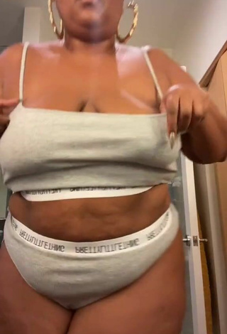 Lizzo (@lizzo) #sport bra  #grey sport bra  #panties  #grey panties  #booty shaking  #big butt  #butt  «Into the THICCC of it»