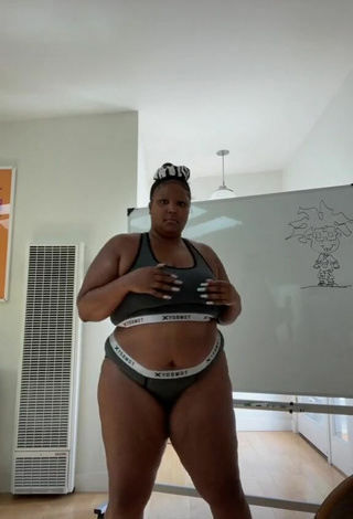 Lizzo (@lizzo) #sport bra  #grey sport bra  #panties  #grey panties  #booty shaking  «I think I got it ???!!!!!!! LMK...»