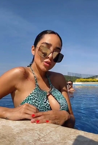 Manelyk González (@manelyk_oficial) #swimming pool  #bikini  #leopard bikini  #cleavage  «#encimademi @jawymendez_oficial»