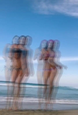 Manelyk González (@manelyk_oficial) #beach  #bikini  «Mi Celu si quedo dejado del agua...»