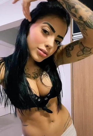 Mirella Fernandez (@mcmirellaoficial) #cleavage  #big boobs  #tattooed body  #booty shaking  #crop top  #black crop top  «Eai meus amores   tudo certinho?...»