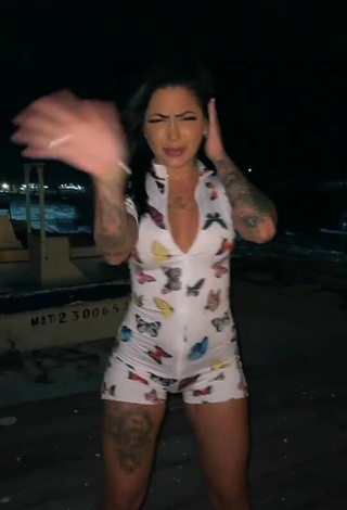 Mirella Fernandez (@mcmirellaoficial) #overall  #booty shaking  «Apaga a luz»
