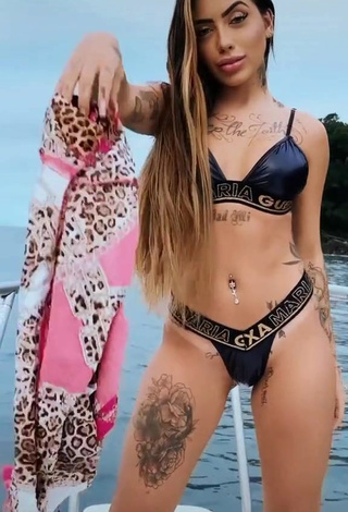 Mirella Fernandez (@mcmirellaoficial) #boat  #bikini  #tattooed body  #booty shaking  #thong  «Vai rolar uma fugidinha»