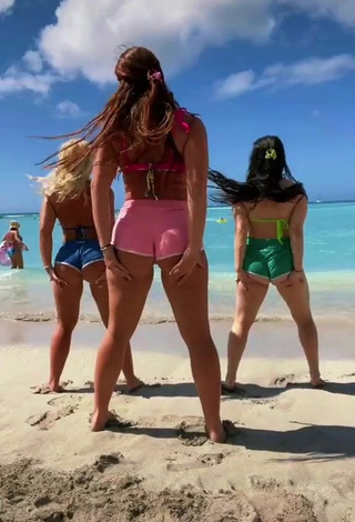 Mikaila Murphy (@mikailadancer) #shorts  #twerk  #butt  #beach  #booty shaking  «That bad biddie power puff girls...»