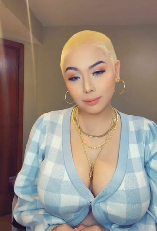 Toni Fowler (@mommytonifowlerofficial) #big boobs  #cleavage  #crop top  #checkered crop top  «Finally ready ❤️»