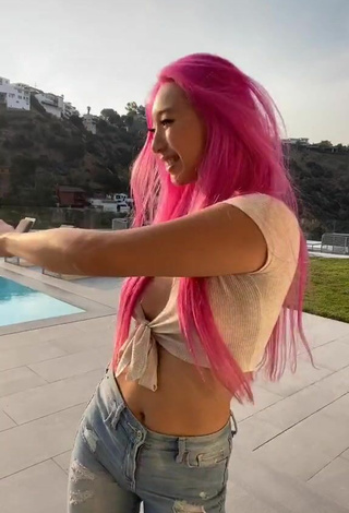 Michelle Chin (@munchie.michelle) #swimming pool  #crop top  #booty shaking  «I can’t do the end   #foryou»