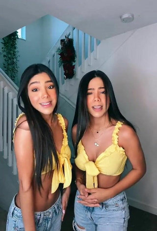 Melanie & Meila (@pedraza_twins17) #crop top  #yellow crop top  #cleavage  «Ya saben    #foryou #preguntas...»