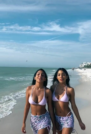 Melanie & Meila (@pedraza_twins17) #beach  #bikini top  «#foryou #parati #gemelas #playa...»