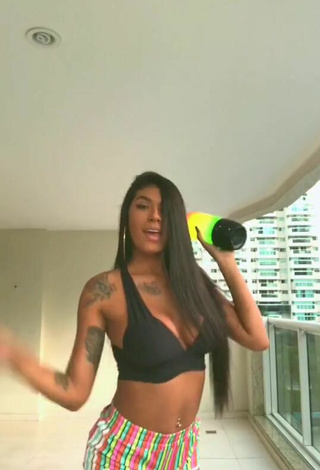 Jully Oliveira (@pocah) #sport bra  #black sport bra  #booty shaking  #shorts  #striped shorts  «Oh quem voltou   ‍♀️»