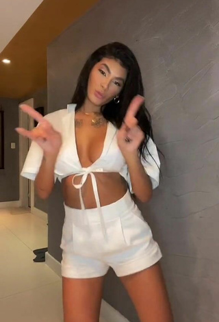 Jully Oliveira (@pocah) #crop top  #white crop top  #shorts  #white shorts  #booty shaking  «Amoooor... ❤️ música da minha...»