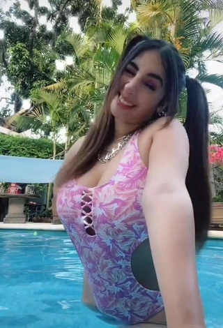 Ana Daniela Martínez Buenrostro (@queenbuenrostro) #swimming pool  #swimsuit  #cleavage  «Chao   #fyp #parati»