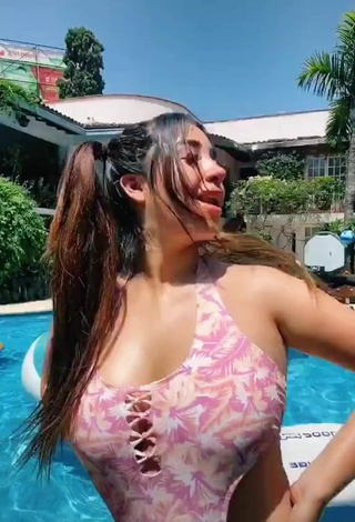 Ana Daniela Martínez Buenrostro (@queenbuenrostro) #swimming pool  #swimsuit  #cleavage  «Solecito rico   hoy es día de...»