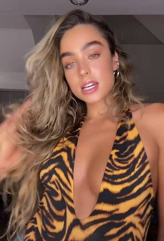 Sommer Ray (@sommerray) #cleavage  «sorry guys i never post anymore»
