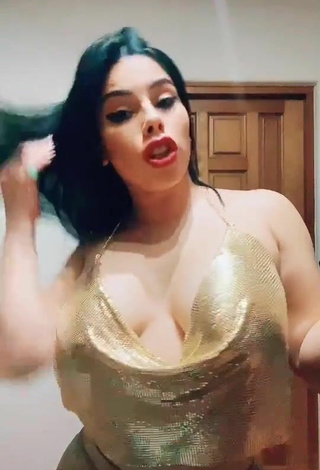 Lizbeth Rodríguez (@soylizbethrz) #cleavage  #braless  #big boobs  «Amo estos audios #amiga...»