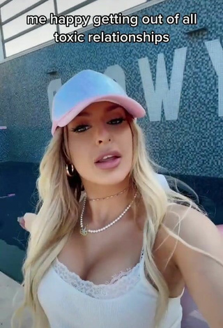 Tana Mongeau (@tanamongeaulol) #cleavage  «i’m screaming at this tbh...»