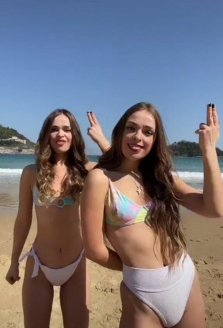 Aitana & Paula Etxeberria (@twinmelody) #bikini  #beach  «1, 2, 3   Queréis que llegue...»