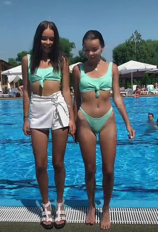 Katia & Nastia (@twinsrussian) #bikini  #swimming pool  #legs  «Кого заберёте ?»