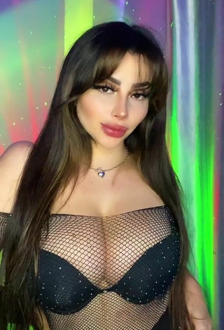 Vai Monroe (@vaimonroe) #big boobs #black bra #bra #cleavage «tremendo susto me pegué...»