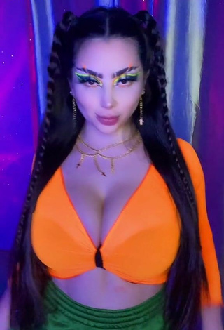 Vai Monroe (@vaimonroe) #cleavage  #bouncing boobs  #big boobs  #crop top  #orange crop top 