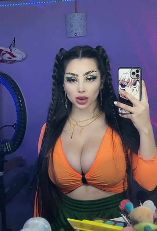 Vai Monroe (@vaimonroe) #cleavage  #big boobs  #crop top  #orange crop top  «De qué país me ves? Si...»