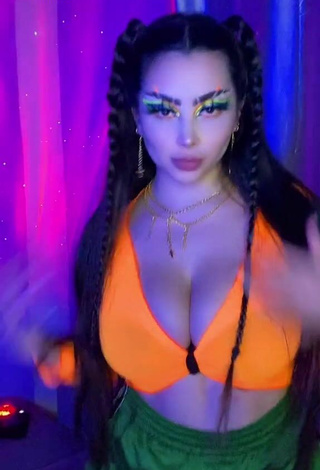 Vai Monroe (@vaimonroe) #cleavage  #big boobs  #crop top  #orange crop top  «: @bryanguchi #foryou #parati...»