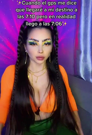 Vai Monroe (@vaimonroe) #cleavage #orange crop top #crop top «la familia es primero #fyp»